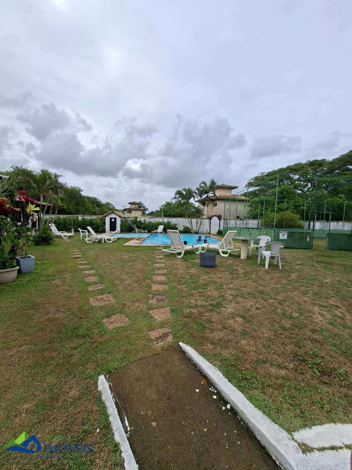 Casa à venda, com 3 quartos, sendo duas suítes e piscina