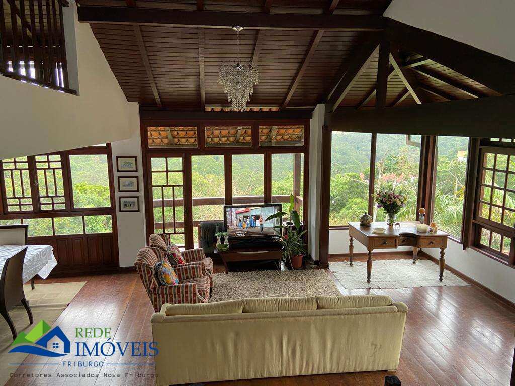 Casa à venda em Nova Friburgo, Santa Elisa, com 3 quartos, 1200m²