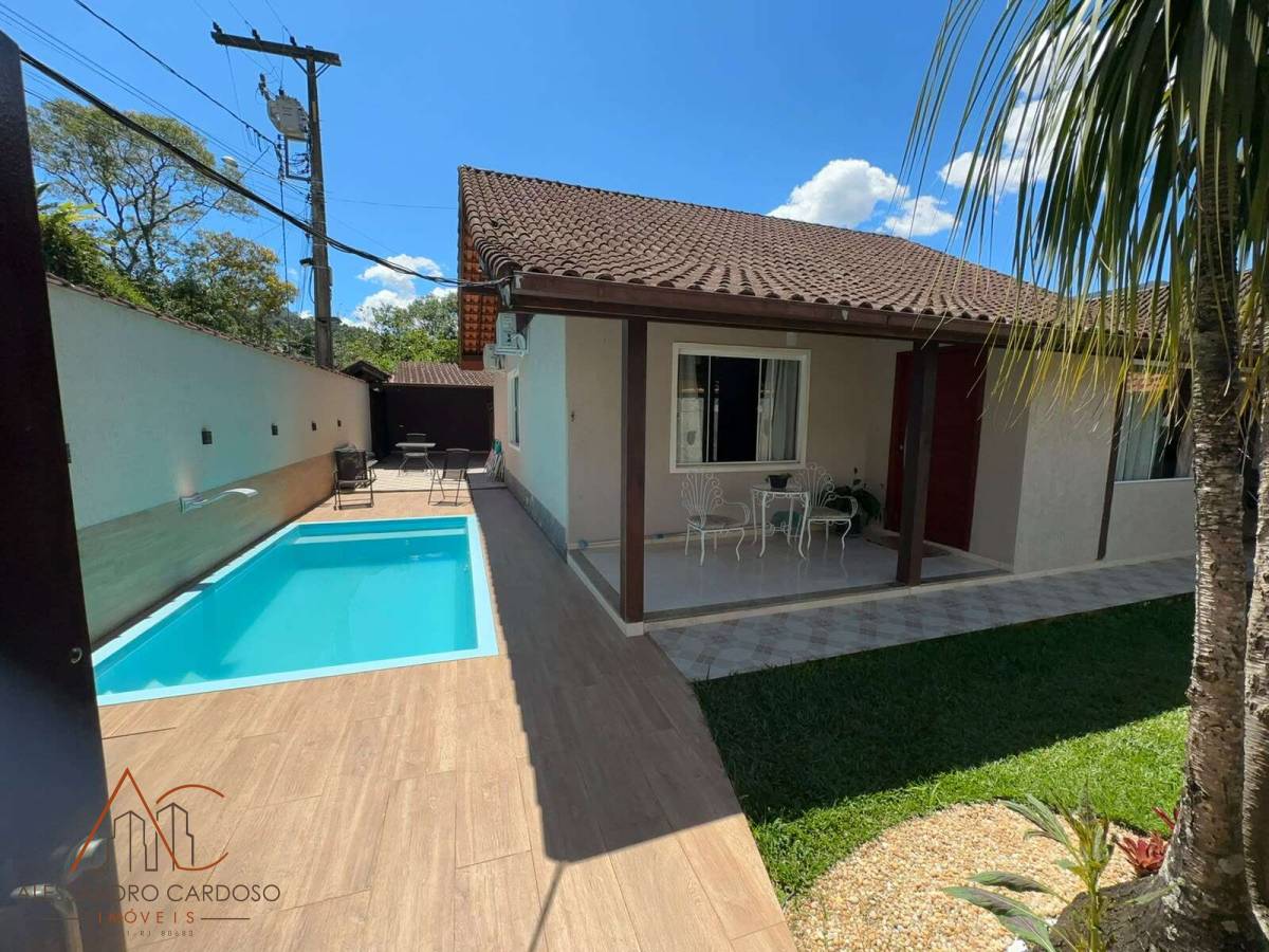 Casa à Venda em Lumiar, Nova Friburgo | Condomínio, Piscina, 2 Quartos e Airbnb